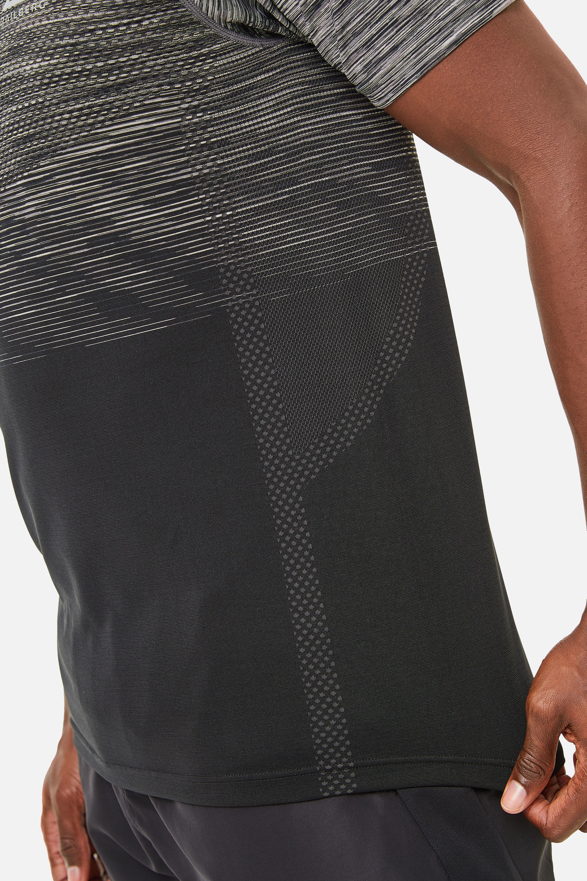 SUMMIT SEAMLESS TEE - BLACK/GREY