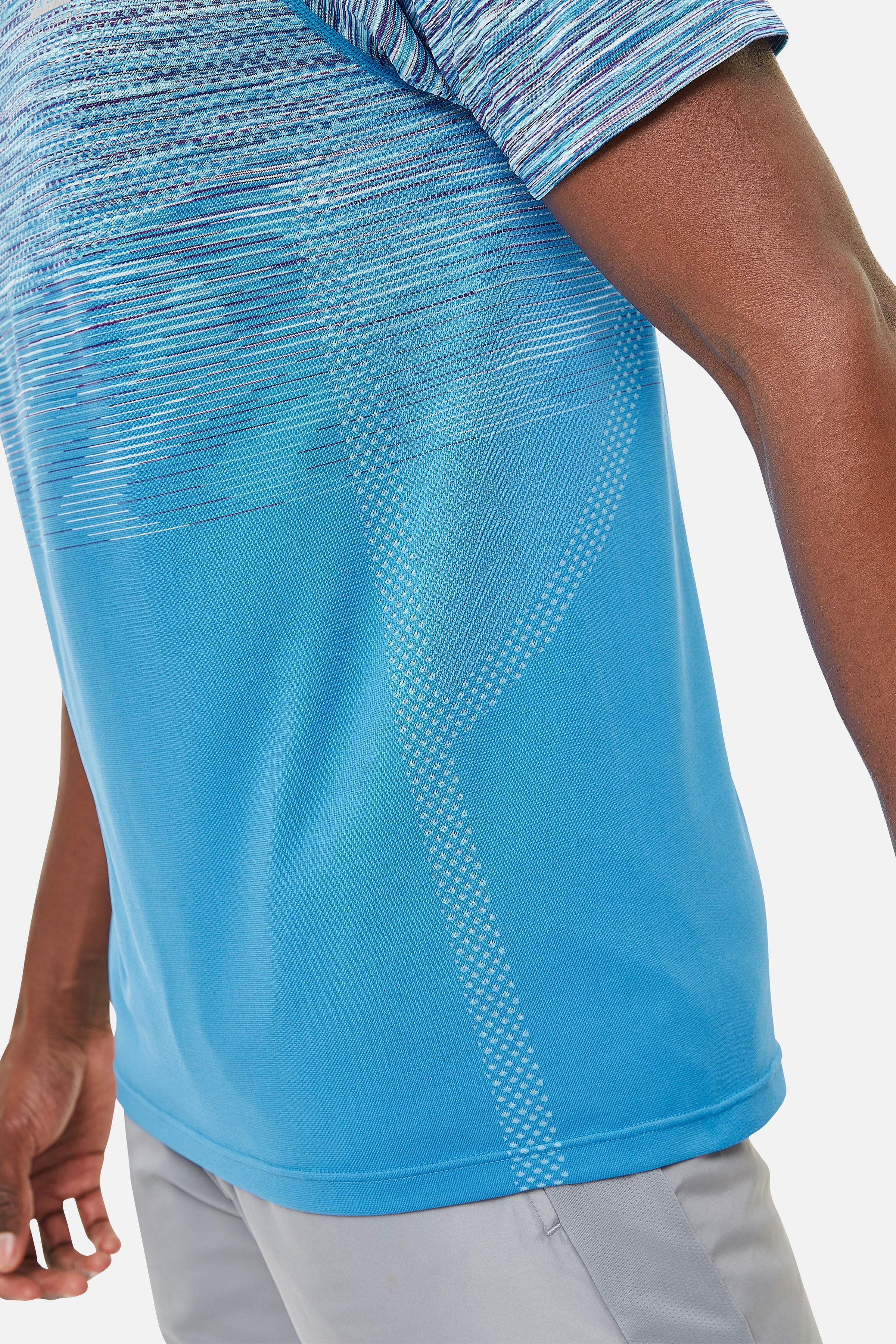 SUMMIT SEAMLESS TEE - LIGHT BLUE